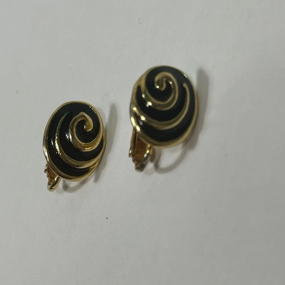 Vintage Gold Tone Dark Blue‎ Enamel Spiral Oval Clip On Earrings